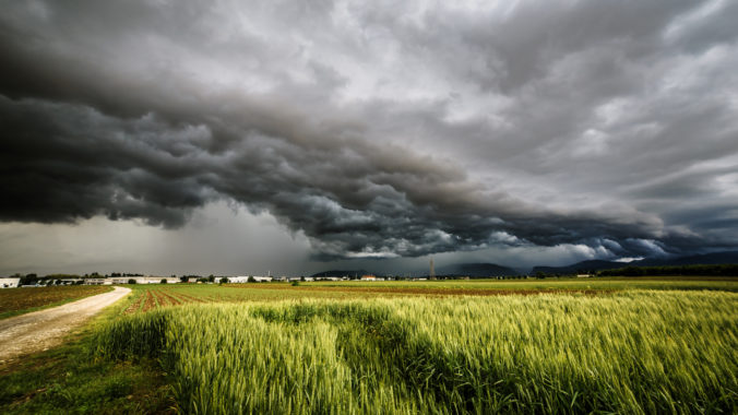 Na západnom a strednom Slovensku hrozia búrky s lejakmi, meteorológovia vydali výstrahy