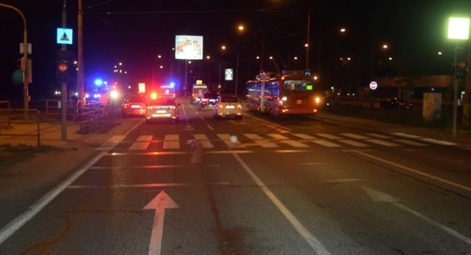 Pri bratislavskom cintoríne zrazilo auto mladú ženu, utrpela mnohopočetné zranenia (foto)