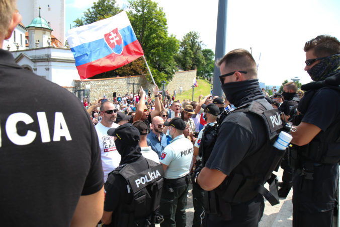 Pred Prezidentským palácom v Bratislave protestujú desiatky ľudí, búria sa proti novele zvýhodňujúcej zaočkovaných