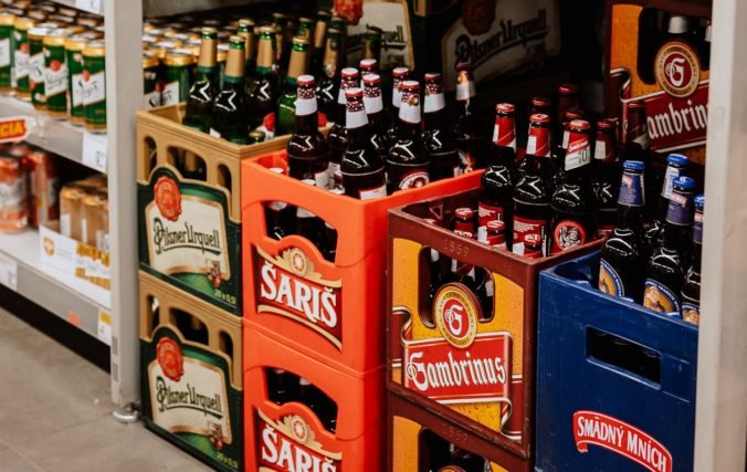 Slováci čoraz viac nakupujú pivo vo vratných fľašiach. Je za tým nostalgia, štýl, no najmä ekológia