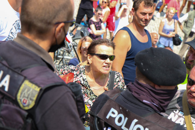 Polícia žiada verejnosť o zaslanie videí z bratislavských protestov, pátra aj po jednom účastníkovi