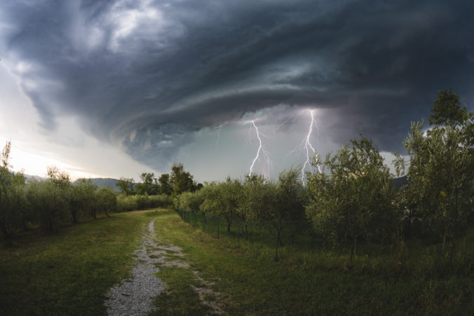 Pre celé územie Slovenska platia výstrahy pred búrkami, na horách si dajte pozor na silný vietor