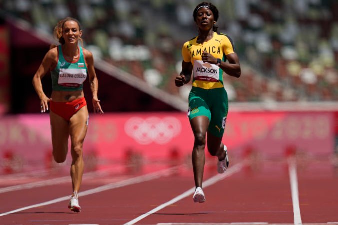 Jamajská šprintérka sa na olympiáde v Tokiu prepočítala, vypustený finiš ju pripravil o semifinále (video)