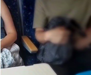 Lukáš odhodil všetky žiadne zábrany, vo vlaku plnom cestujúcich vytiahol svoj úd a začal masturbovať