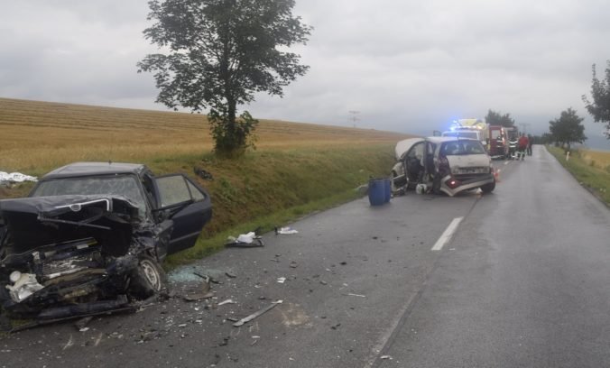 Pri tragickej dopravnej nehode v okrese Topoľčany vyhasol život dôchodkyne, čelne sa zrazili dve autá (foto)