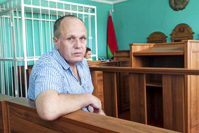 Väzenie a pokuta za údajnú urážku prezidenta. Bieloruský novinár si odsedí jeden a pol roka