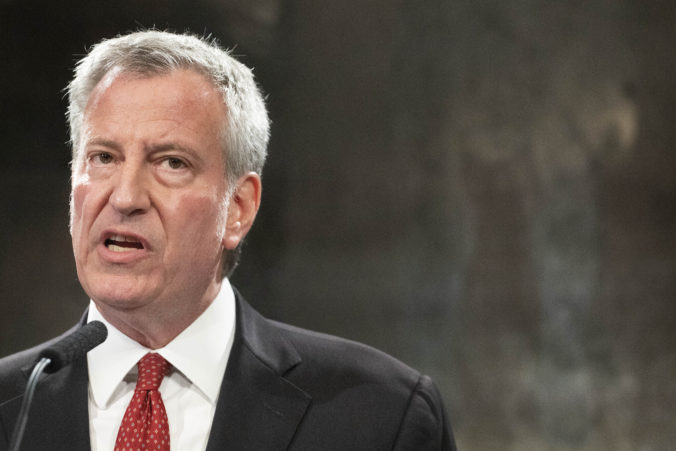 Do mnohých interiérov v New Yorku budú môcť vstúpiť iba zaočkovaní, rozhodol starosta Bill de Blasio