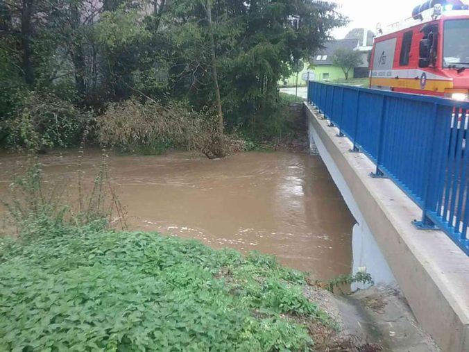 V okresoch Prievidza a Bánovce nad Bebravou hrozia povodne, meteorológovia vydali aj výstrahy