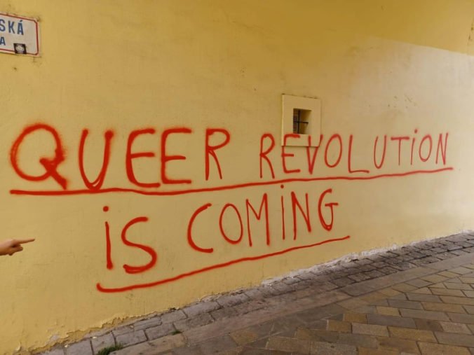 Kostoly v Bratislave padli za obeť vandalom, kultúrne pamiatky posprejovali heslami z LGBT agendy (foto)
