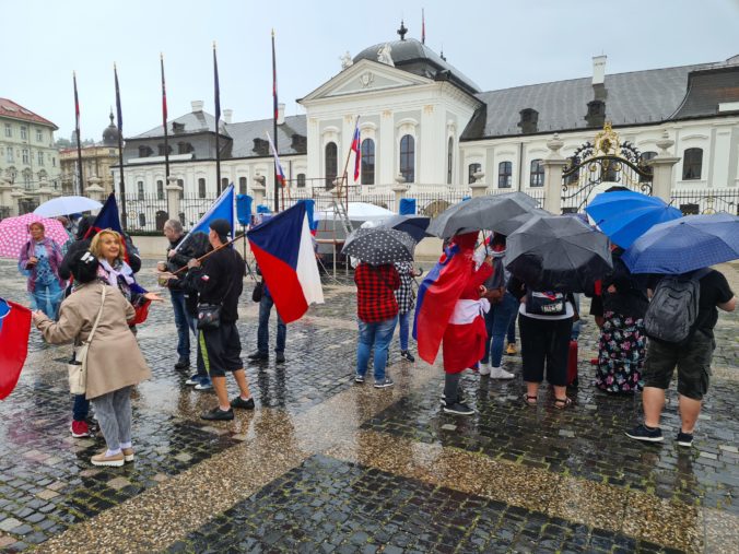 Protesty v Bratislave proti výhodám pre zaočkovaných a opatreniam: Pred prezidentským palácom je do 50 ľudí (foto)