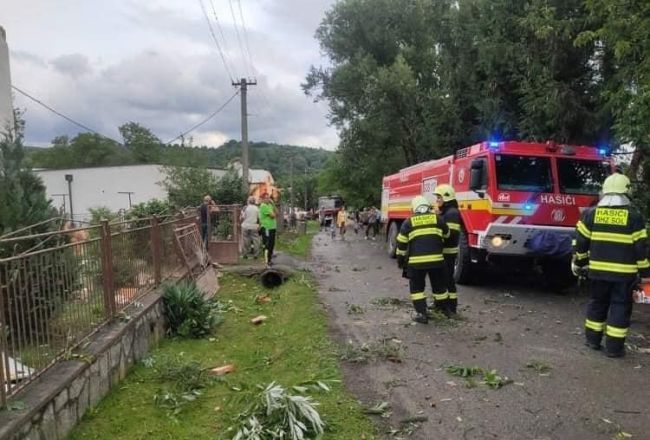 Silný vietor a dážď narobili škody v Prešovskom kraji, hasiči mali najviac práce v Petkovciach (foto)