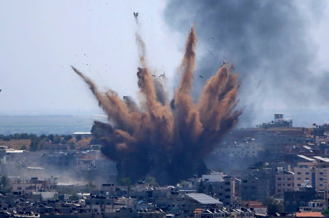 Izraelské lietadlá zaútočili v Pásme Gazy na objekty hnutia Hamas, reagovali tak na vypustenie zápalných balónov