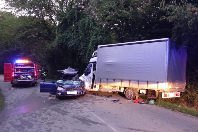 Pri obci Ľubovec došlo k tragickej nehode, pri zrážke auta s dodávkou prišiel o život mladý vodič (foto)