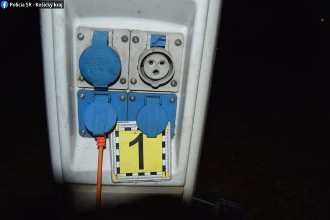 Muž na Zemplínskej Šírave zomrel po zásahu elektrickým prúdom, v stane manipuloval s predlžovacím káblom