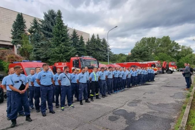 Slovensko vyslalo do Grécka desiatky hasičov, pomôžu v boji proti lesným požiarom (foto)