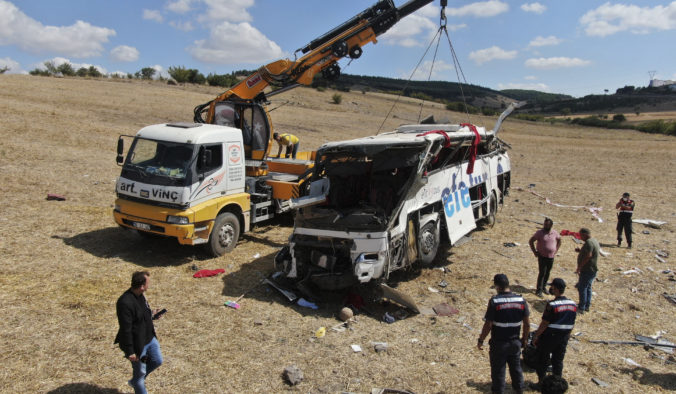 V Turecku sa zrútil autobus z diaľnice, hlásia 15 mŕtvych