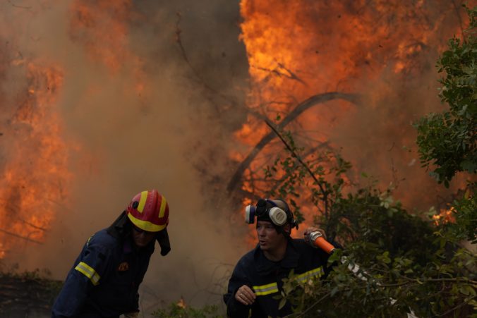 Na gréckom ostrove Eubója sa nedarí dostať oheň pod kontrolu, premiér sa ospravedlnil za zlyhania (foto)