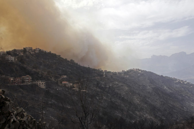 Lesné požiare v Alžírsku si vyžiadali desiatky mŕtvych, premiér vidí za ich vznikom podpaľačstvo (video)