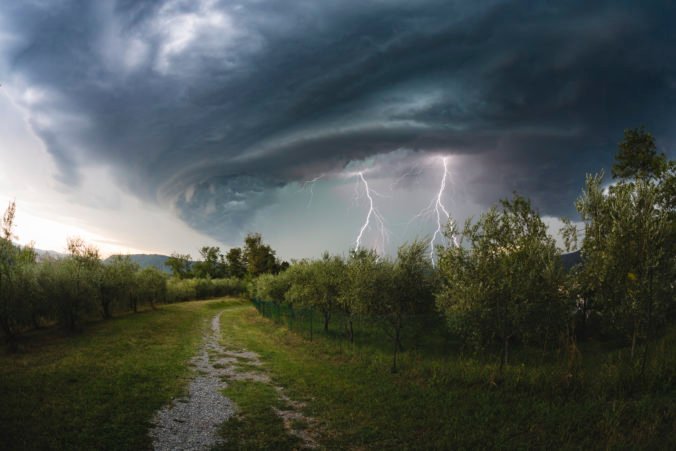 Meteorológovia varujú pred silnými búrkami, výstrahy vydali pre východ Slovenska