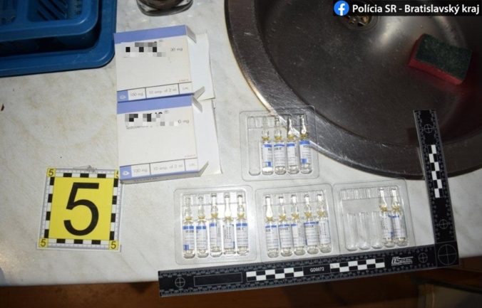 Bratislavskí kriminalisti zadržali väčšie množstvo heroínu, z výroby omamných látok obvinili muža a ženu (foto)