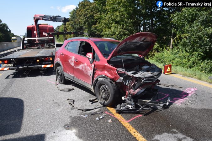 Na diaľnici D1 pri Trnave skončilo auto po náraze v priekope, jeden z vodičov dostal mikrospánok (foto)