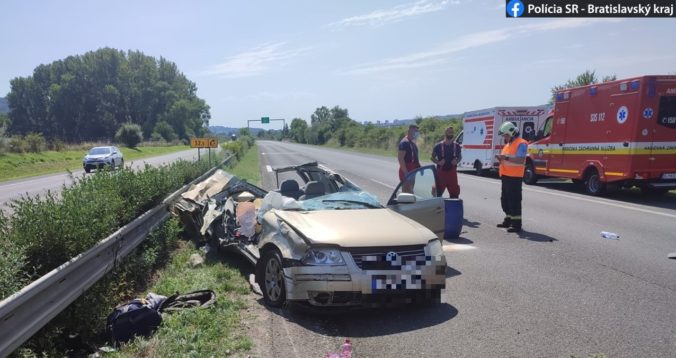 Na diaľnici D2 došlo k tragickej nehode, pri zrážke auta s nákladným vozidlom prišla o život jedna osoba (foto)