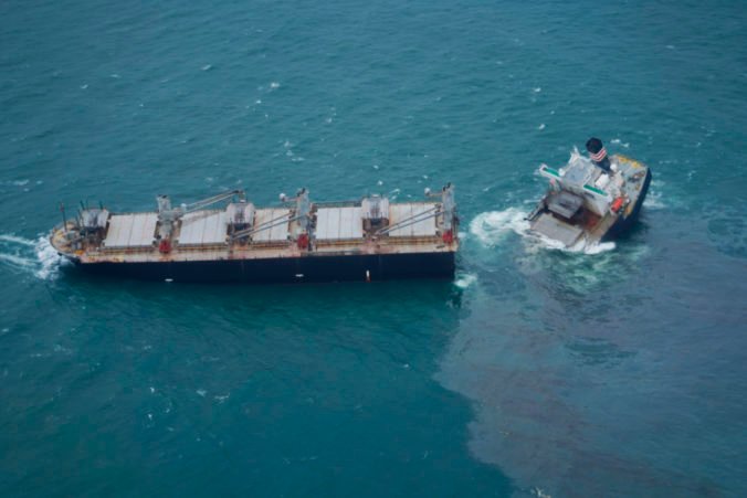 Nákladná loď sa pri pobreží Japonska zlomila na dve časti, do mora uniká palivo (video)