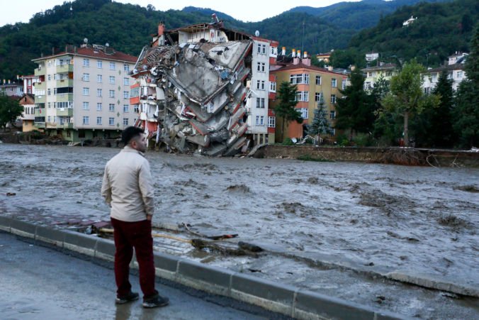 Sever Turecka sužujú záplavy a zosuvy pôdy, najmenej 11 ľudí je mŕtvych a jeden nezvestný (video)