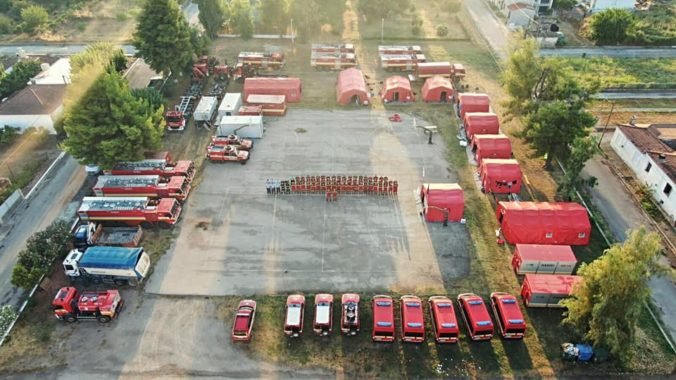 Slovenskí hasiči chránia v gréckej Avgarii dôležité objekty, pri hasení im pomohol aj krátky dážď (video+foto)