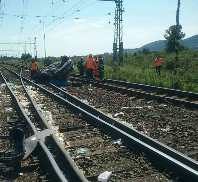V Slovenskom Novom Meste sa zrazilo auto s vlakom, po zrážke zahynuli dve osoby
