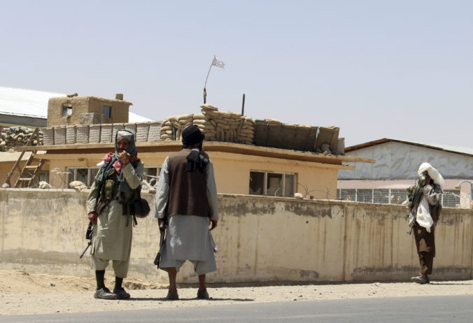 Taliban ovládol provinciu ležiacu neďaleko Kábulu a zaútočil na mesto Mazár-e Šaríf