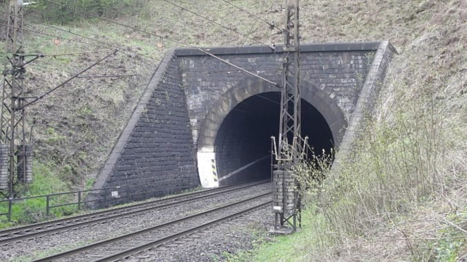 Žena vošla do Bujanovského tunela, vlakovú dopravu zastavili na 80 minút