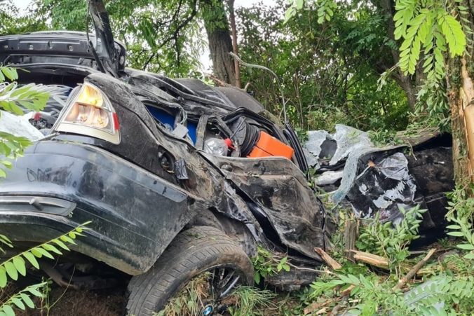 Pri Malženiciach zišlo auto z cesty a narazilo do stromu, nehodu neprežil jeden človek