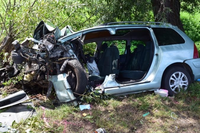 V okrese Dunajská Streda došlo k tragickej dopravnej nehode, zraneniam podľahla jedna osoba (foto)