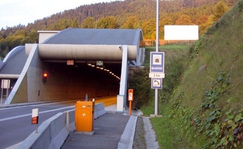V tuneli Branisko sa stala dopravná nehoda, museli ho uzavrieť v oboch smeroch