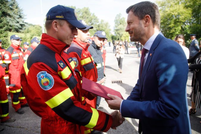 Slovenských hasičov čakalo po návrate z Grécka doma vrúcne privítanie, dostali medailu a finančnú odmenu (foto+video)