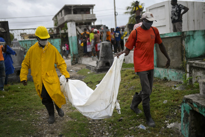 Zemetrasenie na Haiti neprežilo už takmer dvetisíc ľudí, záchranári stále pátrajú po preživších (foto)