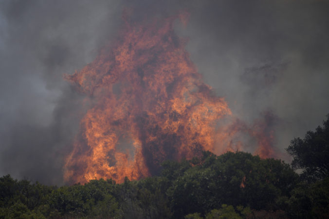 Požiar pri Francúzskej riviére ustupuje, evakuovať však museli tisíce ľudí z kempov i hotelov