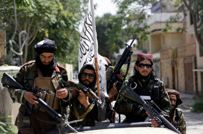 Taliban zintenzívňuje pátranie po spolupracovníkoch NATO a armády USA, vyhráža sa ich rodinám
