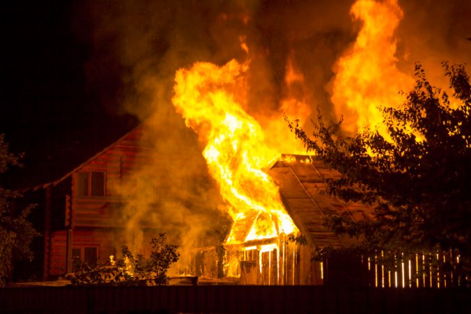 V Trenčianskej Teplej horel rodinný dom, o život prišli dvaja ľudia