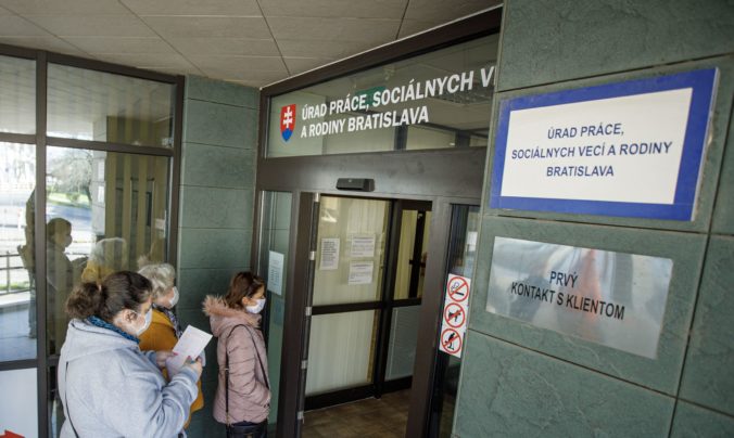 Prácu si v júli našlo viac Slovákov, miera nezamestnanosti sa znížila na 7,66 percenta