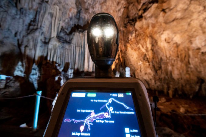Jaskyňa Alistrati má výnimočného sprievodcu, robot Persefona dokáže viesť prehliadky v 33 jazykoch (video)