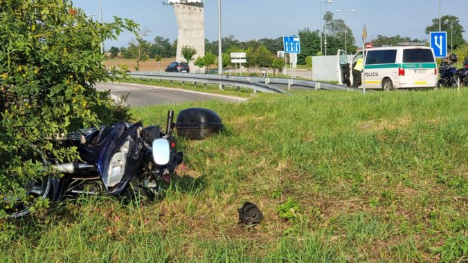 Motorkár narazil do zvodidiel, pri páde utrpel zranenia nezlučiteľné so životom (foto)