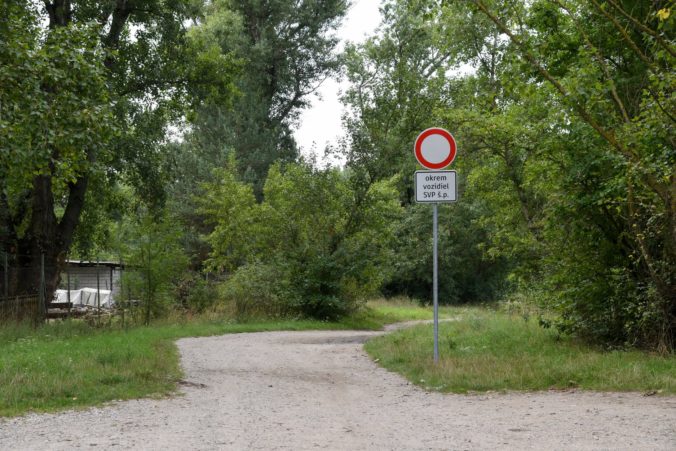 Na chránené obecné územie Lido v Piešťanoch sa už autom nedostanete, mesto osadilo aj zákazové značky