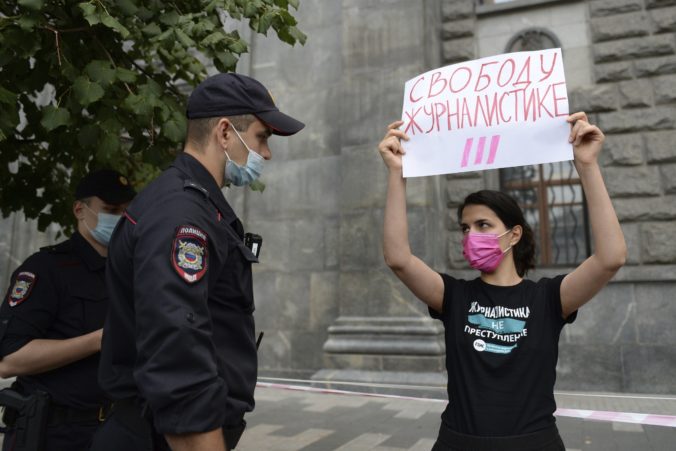 Ruskí novinári protestovali v Moskve za nezávislosť médií, polícia niekoľko z nich zatkla