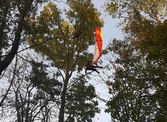 Paraglajdista uviazol na strome v horskom teréne, ratovať ho museli hasiči
