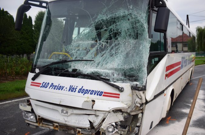 Na východe Slovenska sa zrazil linkový autobus s kamiónom (foto)
