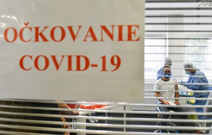 Nezaočkovaní zamestnanci spôsobujú firmám na Slovensku problémy, podmienky uplatňovania opatrení sú nejasné