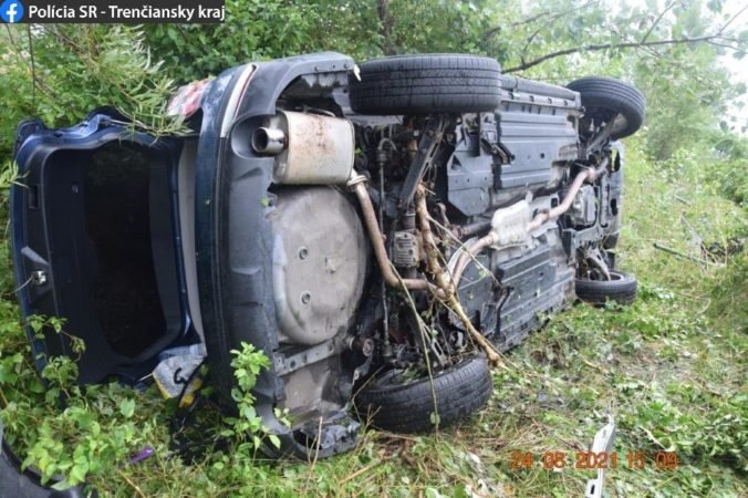 Jedna z obetí tragickej nehody pri Ilave chcela len pomôcť, keď do havarovaného vozidla nabúralo ďalšie (foto)