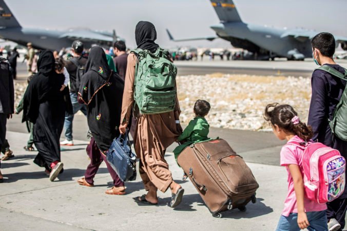 Letisku v Kábule hrozí teroristický útok, občania čakajúci na evakuáciu by mali čím skôr opustiť oblasť